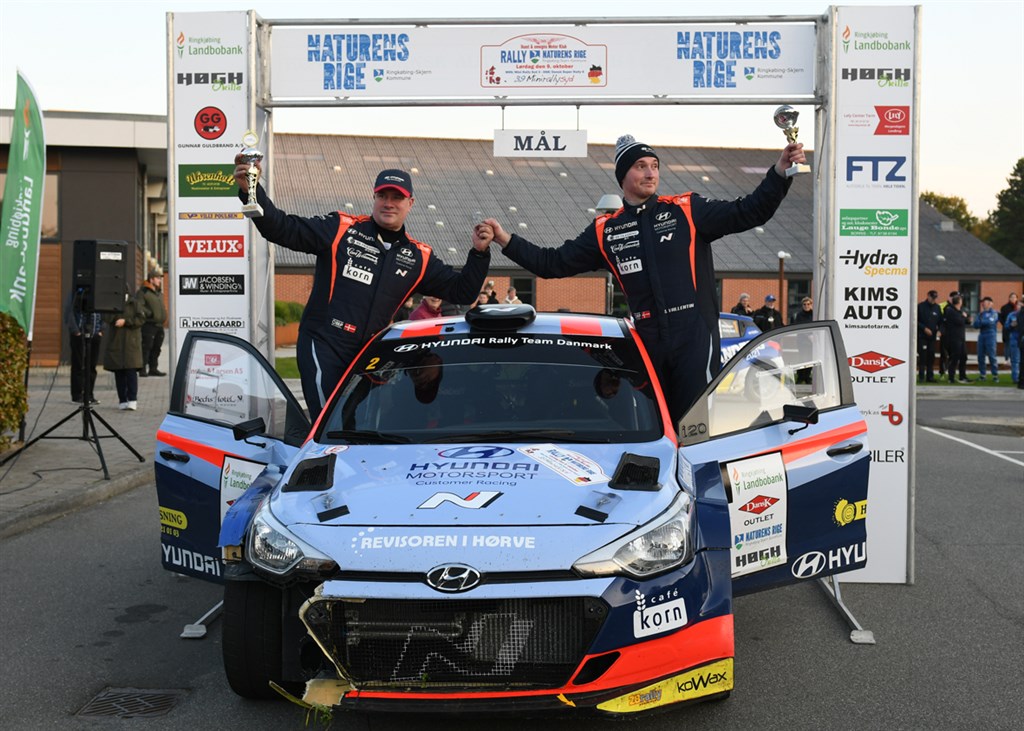 Simon Vallentin gav alt, hvad han og rallybilen kunne klare, og et par gangen anelse for meget, så han og co-driver Peter Egholm sluttede DM-opgøret med bronze, men satser på at komme stærkt tilbage i 2022.
(Foto: specialpress@gmail.com)